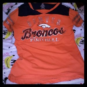 BRIGHT BRONCOS T- SHIRT! MEDIUM 10/12